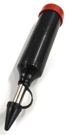 GREASE GUN FOR LUBRICATING CHAINSAWS BLADES